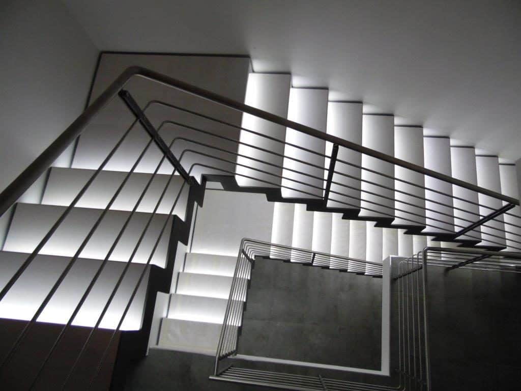 escalier sur mesure avec une rampe en métal