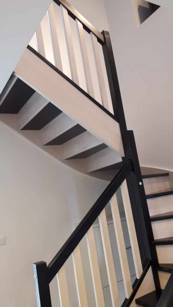 escalier quart tournant en bois blanc et noir