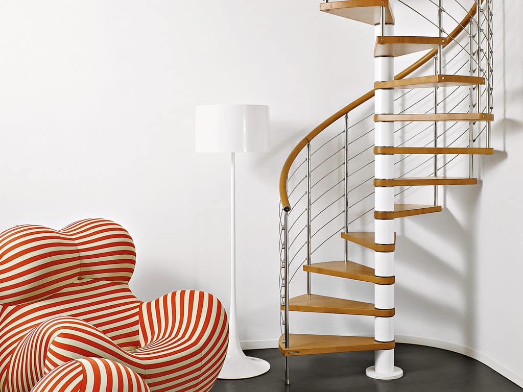escalier design avec limon central en métal et marches en bois
