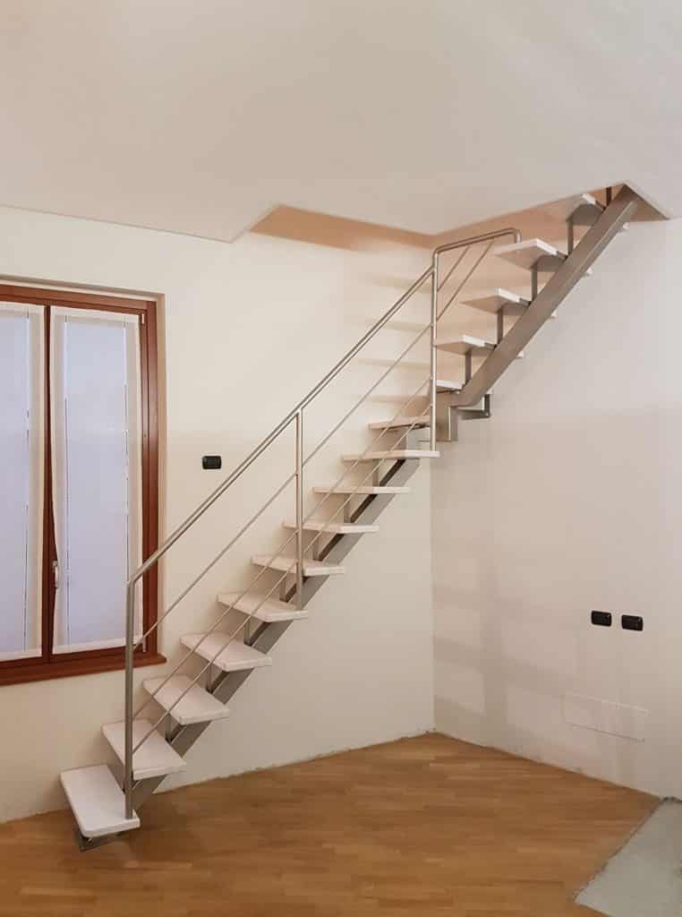 escalier droit en métallique et marche en bois
