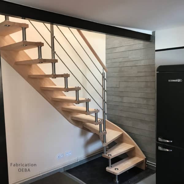 escalier moderne et design en bois et rambarde en inox