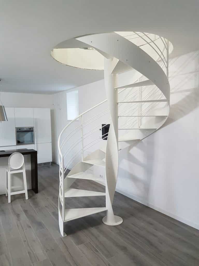 escalier hélicoidal blanc en métal