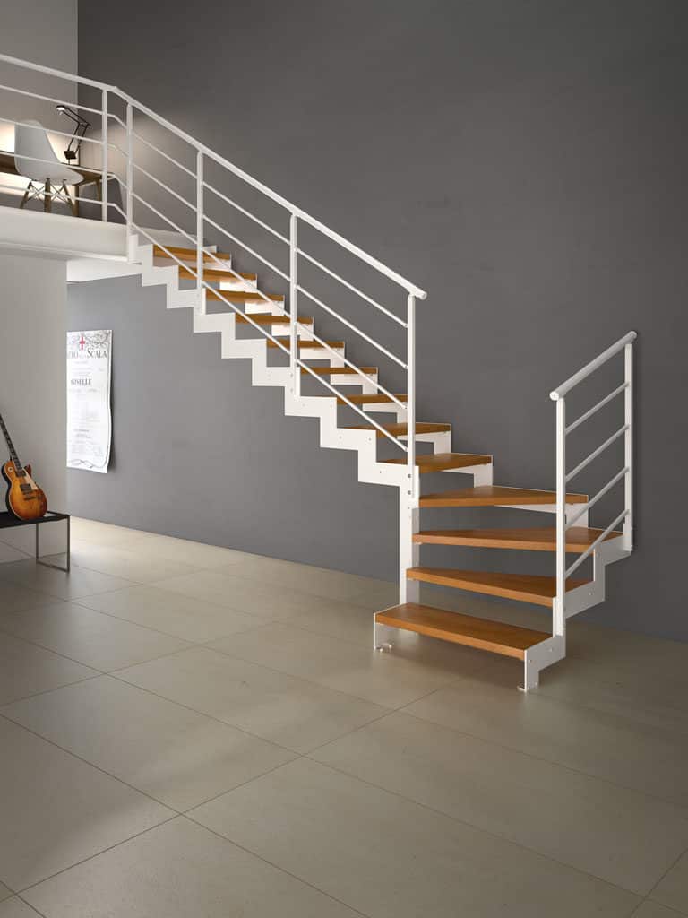 escalier intérieur en métal et en bois