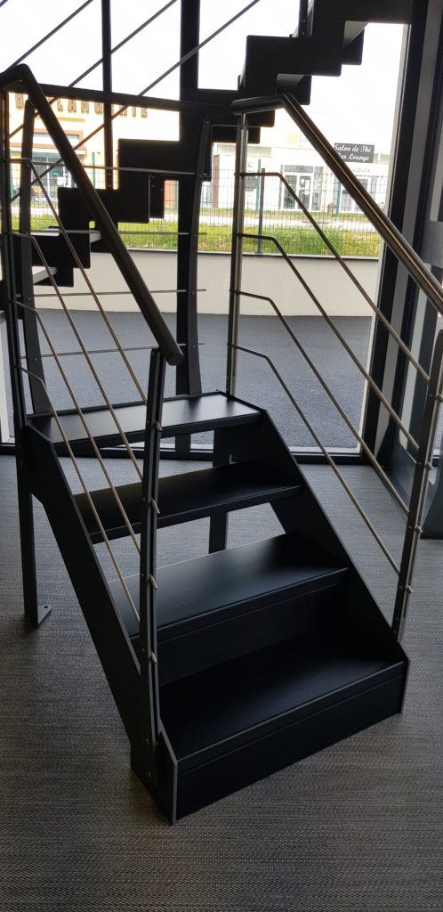 escalier en metal avec joli garde corps