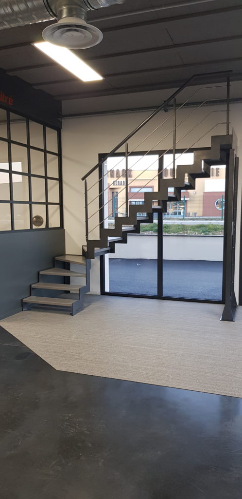 escalier design au showroom de valence