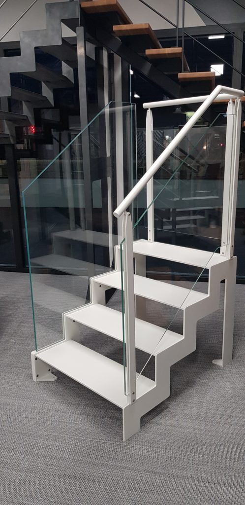 escalier avec garde corps en verre