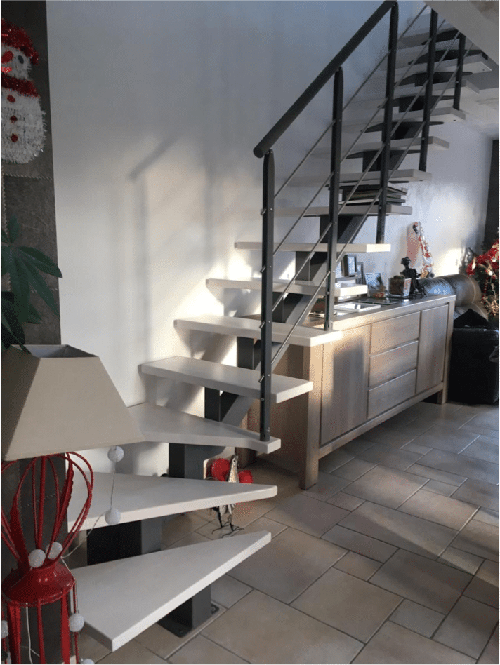 escalier limon central et marche en bois peinte