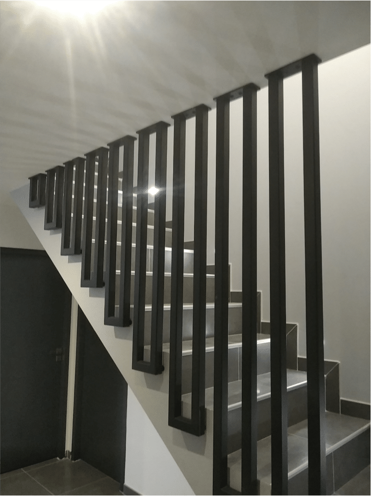 Garde-corps rampant sur un escalier intérieur en Béton